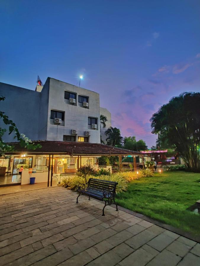 Hotel Ashwin Igatpuri, Pure Veg & Jain Food Екстериор снимка